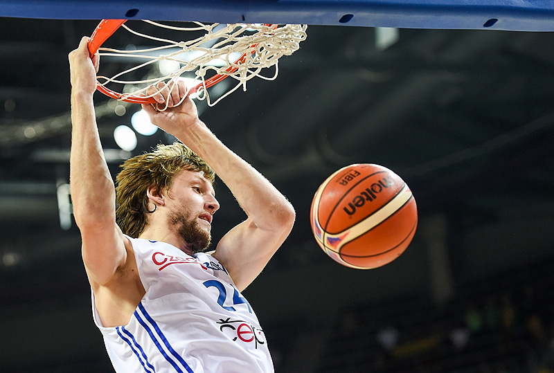 Ceska_repre_Jan_Vesely_dunk_zdroj_FIBA_Ciamillo-Castoria_Dackus_EUrobasket2015_org