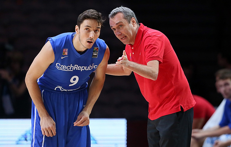 Cesko_repre_Jiri_Welsch_Ronen_Ginzburg_zdroj_FIBA_Ciamillo-Castoria_Metlas_Eurobasket2015_org