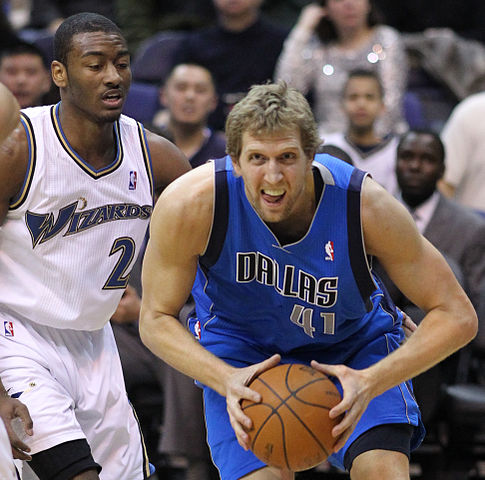 Dirk_Nowitzki_zdroj_Keith_Allison_Flickr