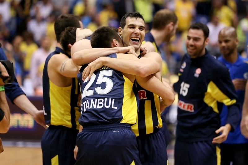 Fenerbahce slavi postup