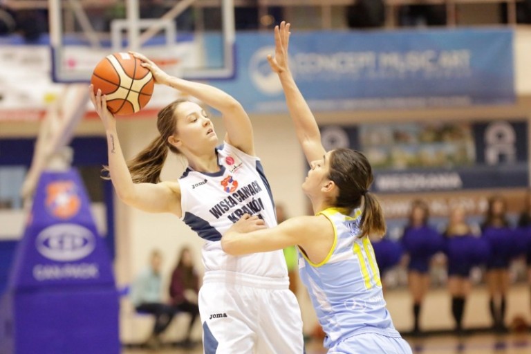 Marta_Xargay_USK_Praha_obrana_Wisla_Krakov_zdroj_FIBA_Marcin_Kadziolka_fibaeurope_com
