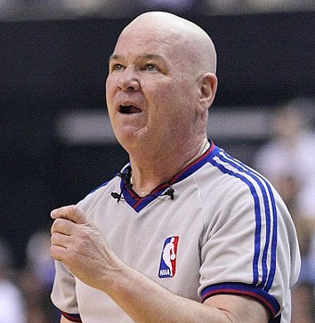 NBA_Joey_Crawford_rozhodci_zdroj_Keith_Allison_Flickr