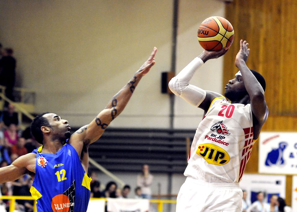 Sanders-přes-Mitchella-play-off-2014__bkpardubice_cz1