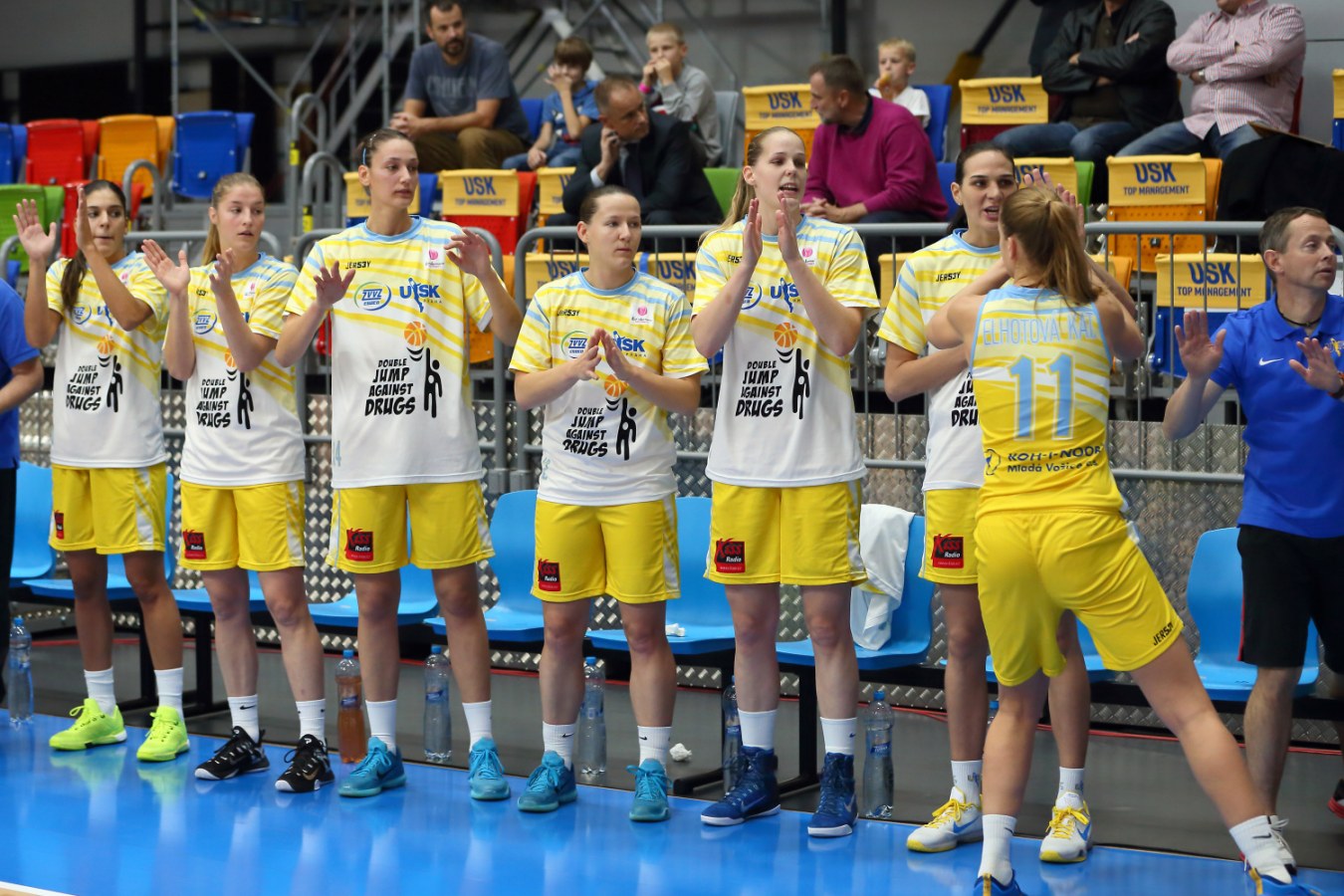 USK_zeny_nastup_na_hriste_zdroj_Ludek_Sipla_uskbasket_cz