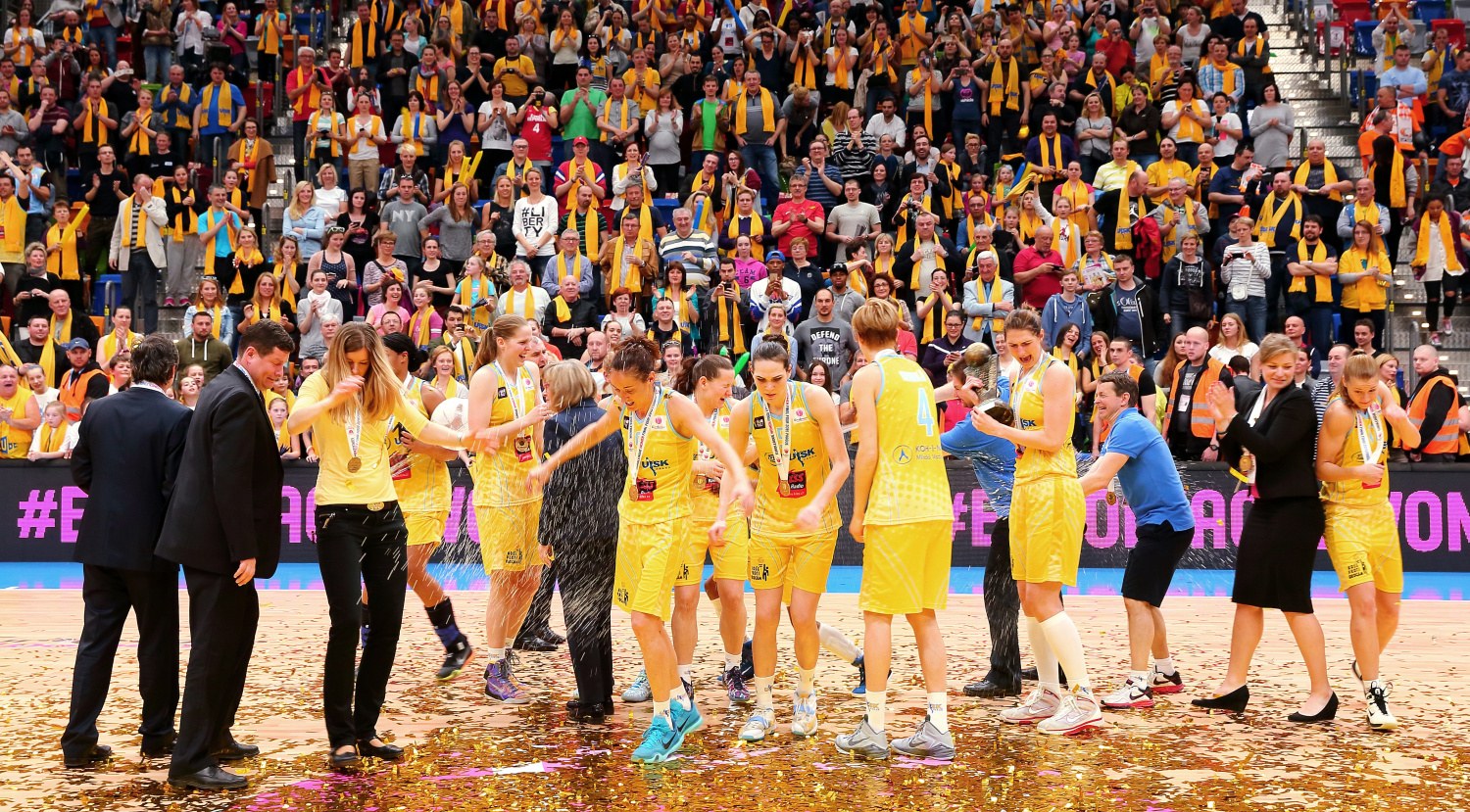 USK_zeny_radost_finale_Euroligy_zdroj_Ludek_Sipla_uskbasket_cz