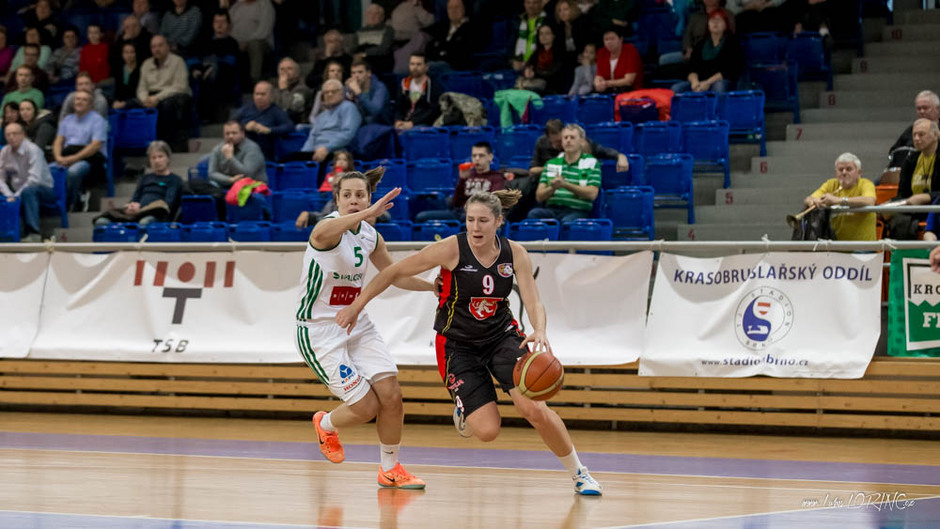 Veronika_Vlkova_Tereza_Kuthanova_souboj_zdroj_Lubos_Lorinc_hradeckelvice_cz