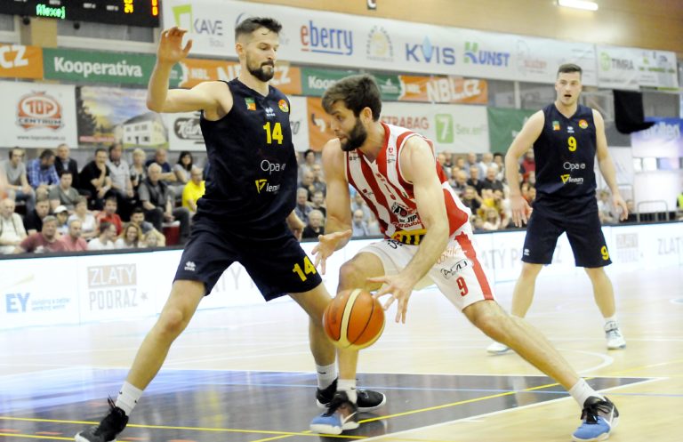 Z utkání Pce - Opava (Švrdlík vs. Gniadek, Zbránek)