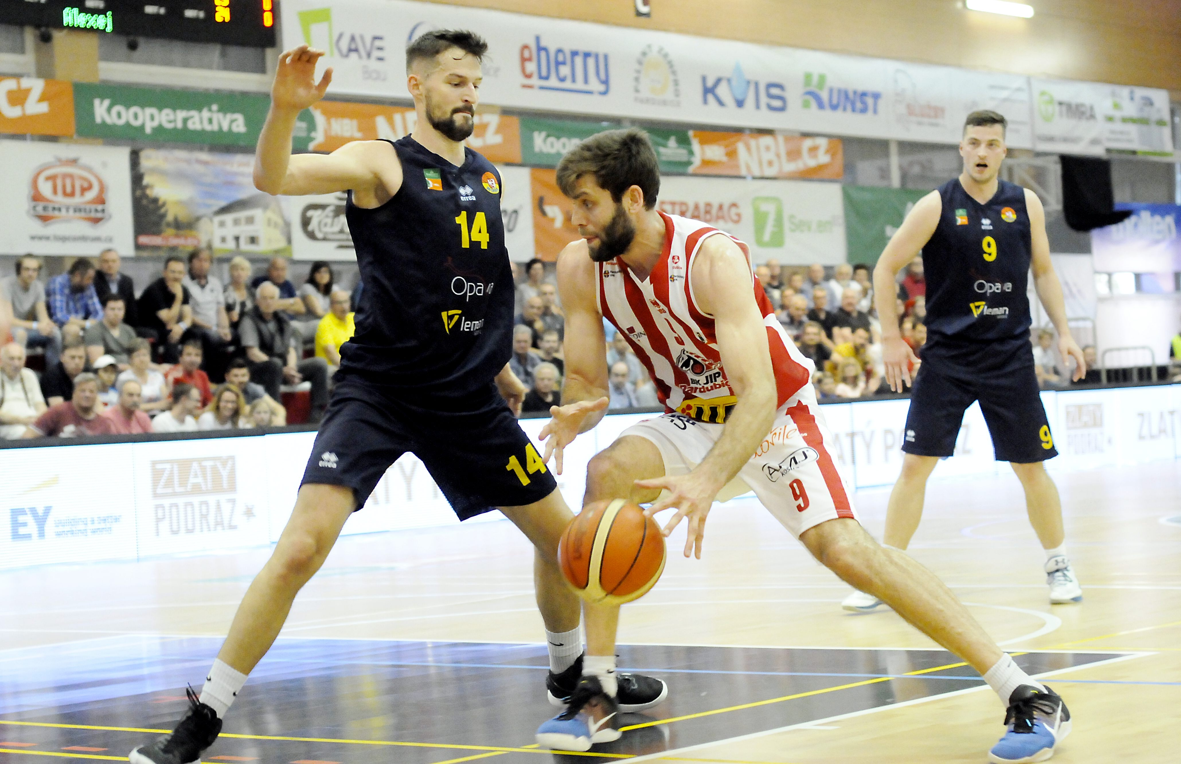 Z utkání Pce - Opava (Švrdlík vs. Gniadek, Zbránek)