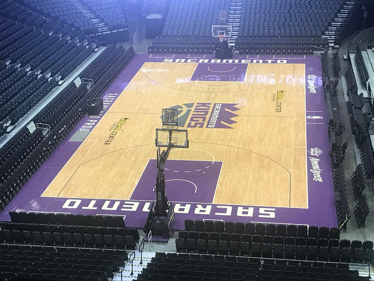 golden-1-arena-5971836_1280