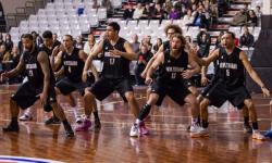 Příběh dne: Tanec Haka zaujal diváky, Tall Blacks poté vyhráli