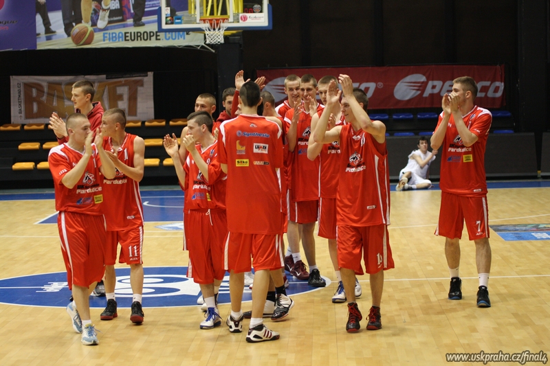 hraci_Pardubic_dekuji_divakum_ZDROJ_USKPRAHA_CZ-FINAL4