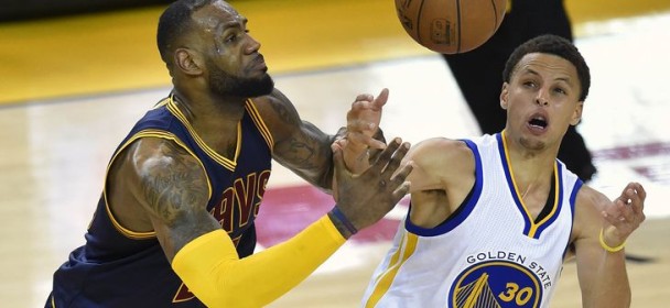 První zápas finále NBA ovládlo Golden State v prodloužení